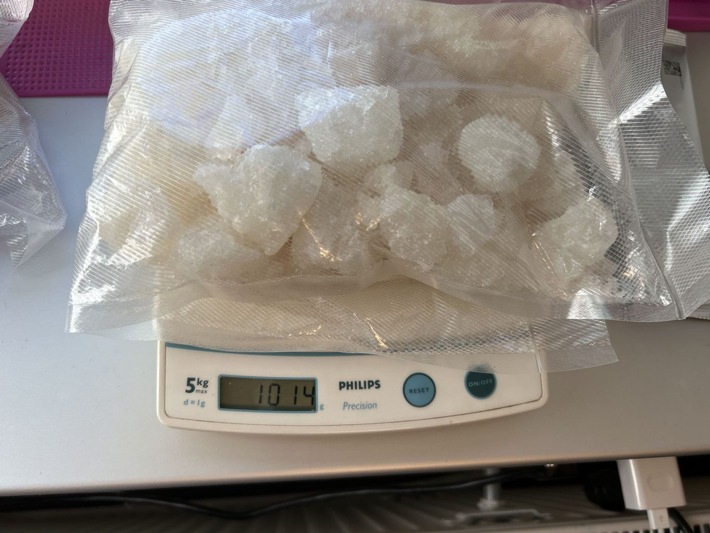 R: Zoll stellt rund drei Kilogramm synthetische Drogen auf der A3 sicher 38-Jähriger Niederländer zu einer Freiheitsstrafe von zwei Jahren und neun Monaten verurteilt